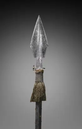 Dokumentasi museum Parade Spear. Nama pembuat belum tercantum pada daftar atribusi museum.