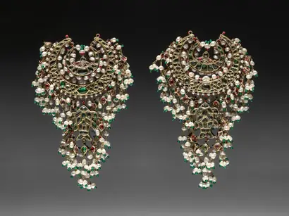 Dokumentasi museum Pendants. Nama pembuat belum tercantum pada daftar atribusi museum.