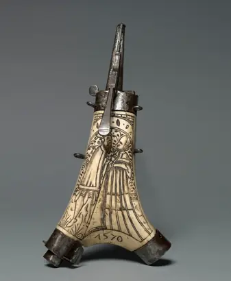 Dokumentasi museum Powder Flask with Standing figures of a Man and Woman. Nama pembuat belum tercantum pada daftar atribusi museum.
