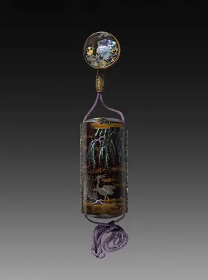 Dokumentasi museum Inro (Case) with Egrets and Willows. Nama pembuat belum tercantum pada daftar atribusi museum.