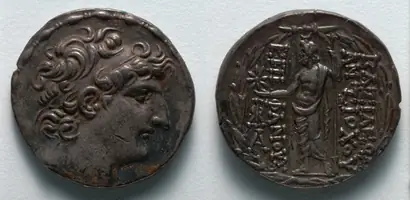 Dokumentasi museum Tetradrachm: Head of Antiochos VIII (obverse); Zeus Ouranios (reverse). Nama pembuat belum tercantum pada daftar atribusi museum.