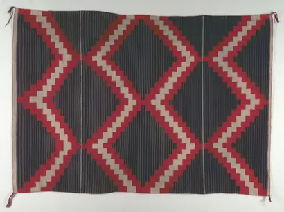 Dokumentasi museum Hubbell Revival-Style Rug with Moki (Moqui) Stripes. Nama pembuat belum tercantum pada daftar atribusi museum.