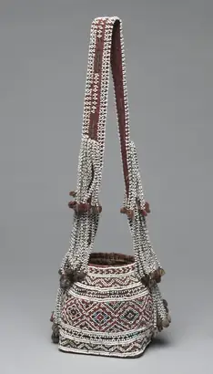 Dokumentasi museum Shoulder basket (Bagobo people). Nama pembuat belum tercantum pada daftar atribusi museum.