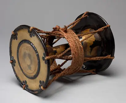 Dokumentasi museum Tsuzumi Drum. Nama pembuat belum tercantum pada daftar atribusi museum.