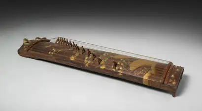 Dokumentasi museum Koto (Zither). Nama pembuat belum tercantum pada daftar atribusi museum.