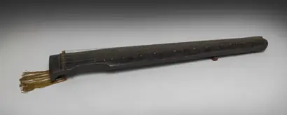 Dokumentasi museum Guqin made by Zhang Ruixiu of Suzhou. Nama pembuat belum tercantum pada daftar atribusi museum.