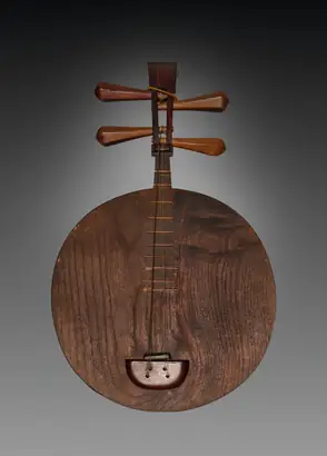 Dokumentasi museum Moon Lute (Yueqin). Nama pembuat belum tercantum pada daftar atribusi museum.