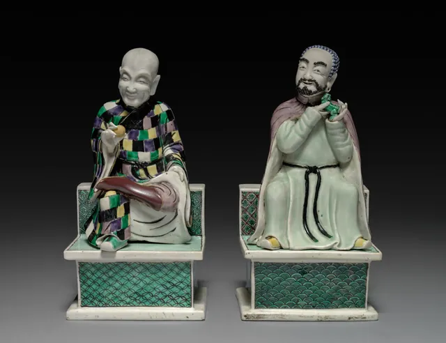 Dokumentasi “Lohan (Arhat) Holding a Peach; Lohan (Arhat) Holding a Fu Dog”; porcelain with famille verte overglaze enamel decoration. Cleveland Museum of Art.