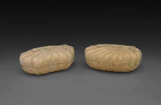 Dokumentasi “Pair of Boxes in Form of Lotus Leaves”; ivory. Cleveland Museum of Art.