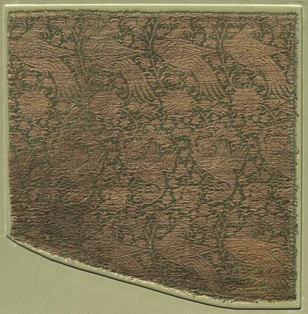 Dokumentasi “Lampas with phoenixes amid undulating vines”; lampas: silk, cotton, and gold thread. Cleveland Museum of Art.