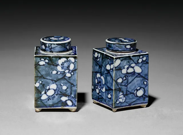 Dokumentasi “Pair of Tea Containers with Plum Blossoms”; porcelain with underglaze blue. Cleveland Museum of Art.