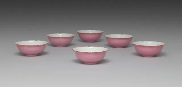 Dokumentasi “Snow-Flake Side Dishes”; Set of six dishes; porcelain with lobed rims and pink glaze. Cleveland Museum of Art.
