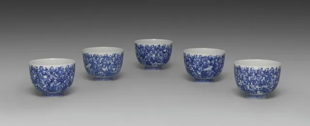 Dokumentasi “Teacups with a Hundred Sages”; Set of five teacups; porcelain with underglaze blue. Cleveland Museum of Art.